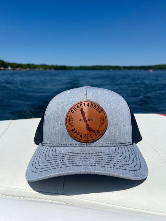 Trucker hat: light grey/black