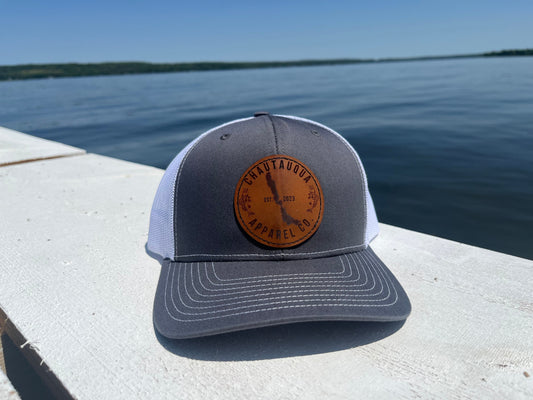 Trucker hat: Dark grey/white